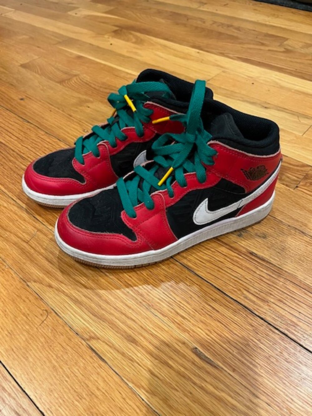 Air Jordan 1 Mid SE 'Christmas 2022' Edition - Kids Size 4Y - Picture 3 of 11